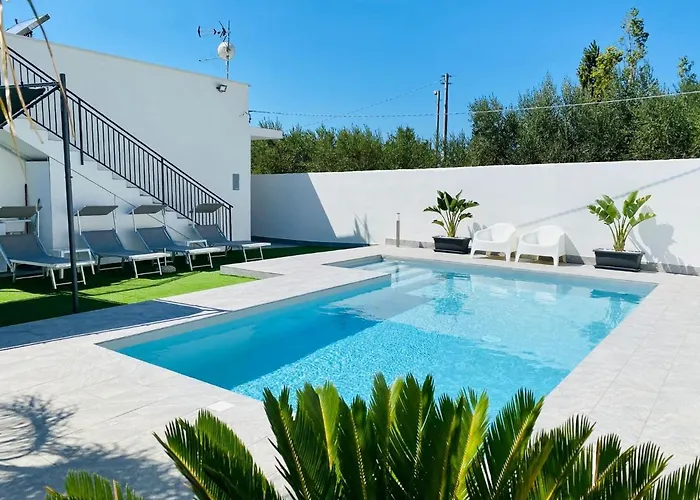 Katy\'S Holiday House, Private Villa And Pool